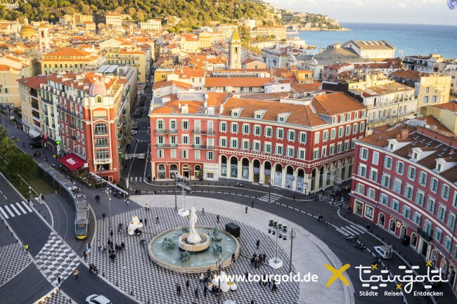 Nizza mit Place Masséna und dem Meer im Hintergrund