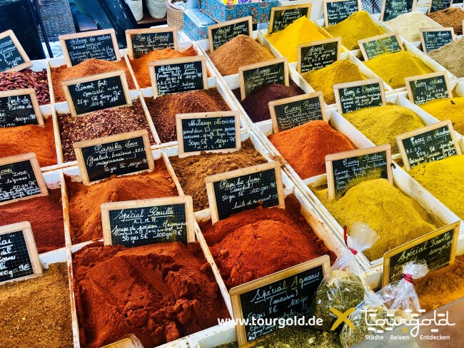 Gewürze auf einem provenzalischem Markt in Antibes