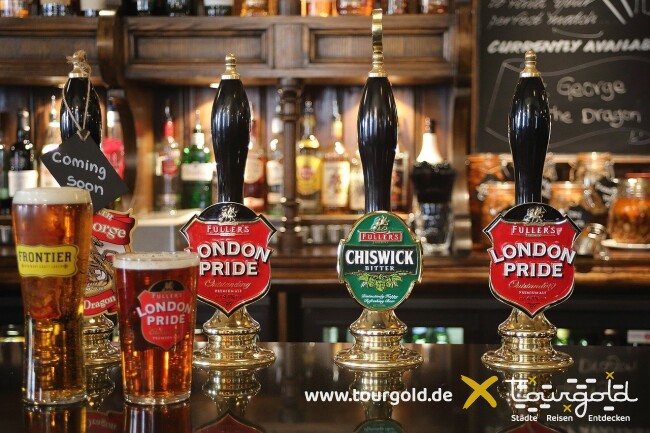 Ein Pint muss sein bei der Busreise London! Unser Tourgold Pub Walk
